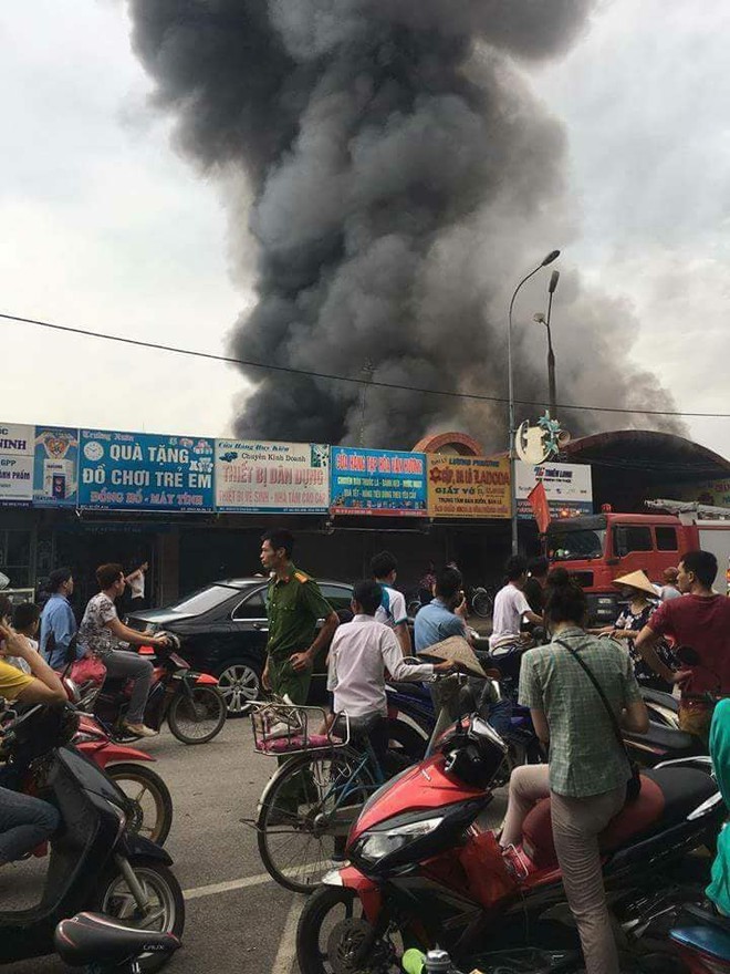 Hà Nội:  Cháy lớn chợ Sóc Sơn, 1000 mét vuông trong chợ bị thiêu rụi, hàng trăm tiểu thương gom hàng tháo chạy - Ảnh 9.