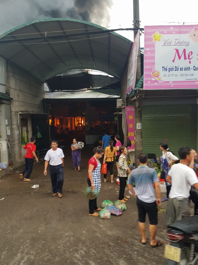 Hà Nội:  Cháy lớn chợ Sóc Sơn, 1000 mét vuông trong chợ bị thiêu rụi, hàng trăm tiểu thương gom hàng tháo chạy - Ảnh 3.