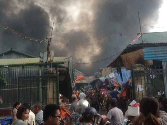 Hà Nội:  Cháy lớn chợ Sóc Sơn, 1000 mét vuông trong chợ bị thiêu rụi, hàng trăm tiểu thương gom hàng tháo chạy - Ảnh 5.