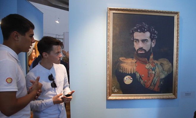 Ronaldo, Messi lạ lẫm khi diện đồ ở thế kỷ 18 tại bảo tàng Nga - Ảnh 6.