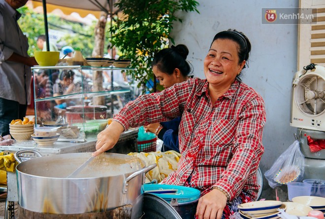 Quán cháo hào sảng giá 5.000 đồng/ tô của cô Tư Sài Gòn: Nhà Tư không nợ nần gì, bán vầy là sống thoải mái rồi! - Ảnh 6.