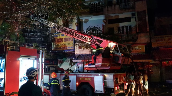 Căn nh&agrave; 5 tầng ở S&agrave;i G&ograve;n ch&igrave;m trong biển lửa, h&agrave;ng trăm chiến sỹ cứu hỏa nỗ lực chữa ch&aacute;y trong đ&ecirc;m - Ảnh 5.