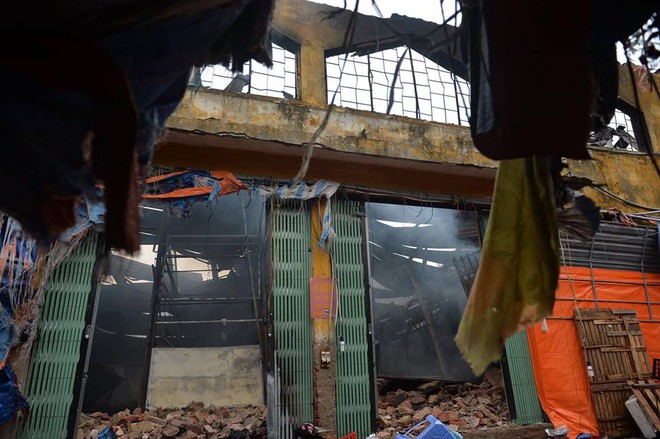 H&agrave; Nội:  Ch&aacute;y lớn chợ S&oacute;c Sơn, 1000 m&eacute;t vu&ocirc;ng trong chợ bị thi&ecirc;u rụi, h&agrave;ng trăm tiểu thương gom h&agrave;ng th&aacute;o chạy - Ảnh 10.