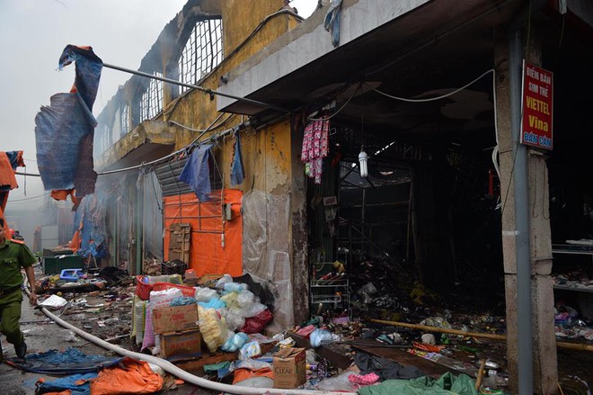 Hà Nội:  Cháy lớn chợ Sóc Sơn, 1000 mét vuông trong chợ bị thiêu rụi, hàng trăm tiểu thương gom hàng tháo chạy - Ảnh 11.