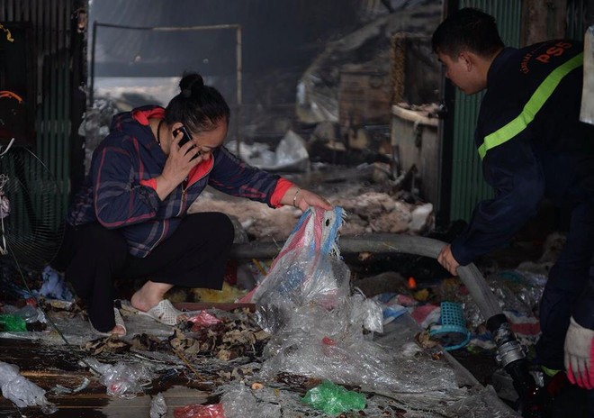Hà Nội:  Cháy lớn chợ Sóc Sơn, 1000 mét vuông trong chợ bị thiêu rụi, hàng trăm tiểu thương gom hàng tháo chạy - Ảnh 12.