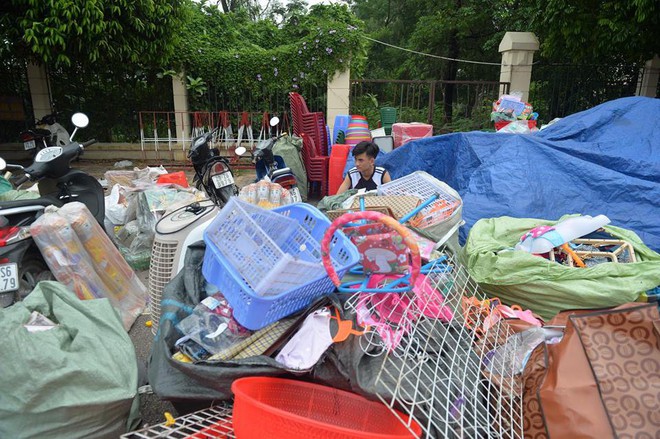 Hà Nội:  Cháy lớn chợ Sóc Sơn, 1000 mét vuông trong chợ bị thiêu rụi, hàng trăm tiểu thương gom hàng tháo chạy - Ảnh 13.