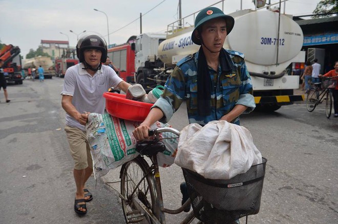 Hà Nội:  Cháy lớn chợ Sóc Sơn, 1000 mét vuông trong chợ bị thiêu rụi, hàng trăm tiểu thương gom hàng tháo chạy - Ảnh 14.