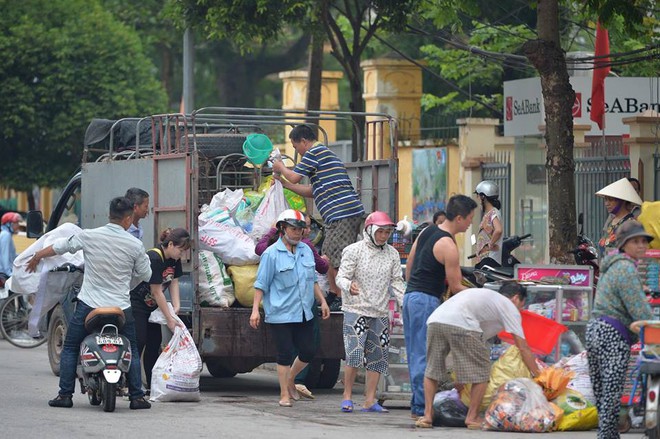 Hà Nội:  Cháy lớn chợ Sóc Sơn, 1000 mét vuông trong chợ bị thiêu rụi, hàng trăm tiểu thương gom hàng tháo chạy - Ảnh 15.