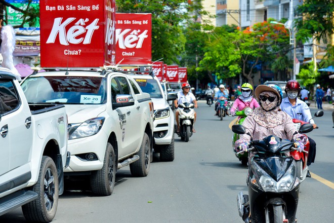 Người Sài Gòn thích thú với dàn thần tình yêu đi “xế siêu ngầu” vòng quanh thành phố - Ảnh 6.