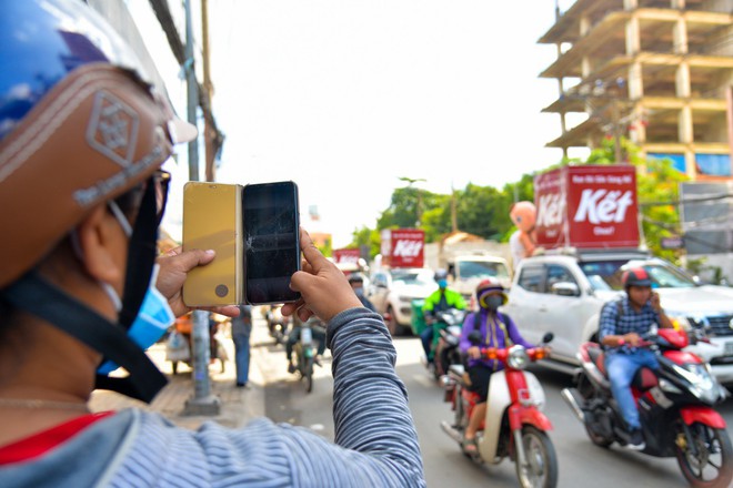 Người Sài Gòn thích thú với dàn thần tình yêu đi “xế siêu ngầu” vòng quanh thành phố - Ảnh 7.