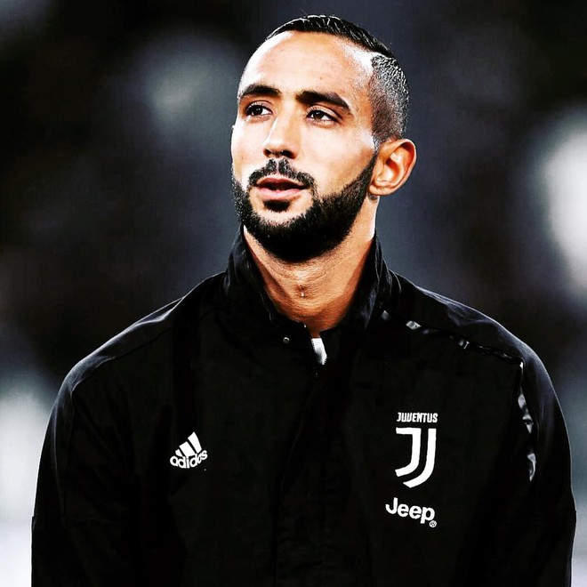 Loạn nhịp trước khoảnh khắc Medhi Benatia (Morocco) dùng cờ hiệu che mưa cho bé gái trên sân cỏ - Ảnh 2.