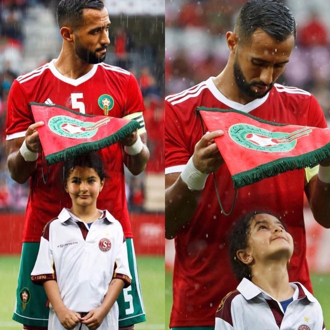 Loạn nhịp trước khoảnh khắc Medhi Benatia (Morocco) dùng cờ hiệu che mưa cho bé gái trên sân cỏ - Ảnh 1.