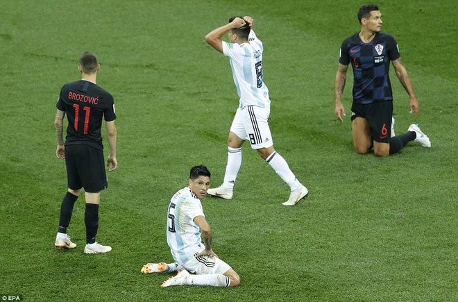 Argentina đại loạn, Aguero móc máy thói nịnh Messi của HLV - Ảnh 1.