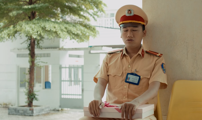 Kh&ocirc;ng c&ograve;n l&agrave; n&agrave;ng d&acirc;u cam chịu, Bảo Thanh lột x&aacute;c đến mức d&aacute;m đi cưa cảnh s&aacute;t giao th&ocirc;ng theo c&aacute;ch kh&ocirc;ng thể lầy hơn! - Ảnh 7.