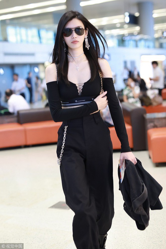 Diện &aacute;o croptop, body đẹp kh&oacute; tin của si&ecirc;u mẫu Ming Xi khiến d&acirc;n t&igrave;nh phải tr&ograve;n mắt trầm trồ - Ảnh 2.