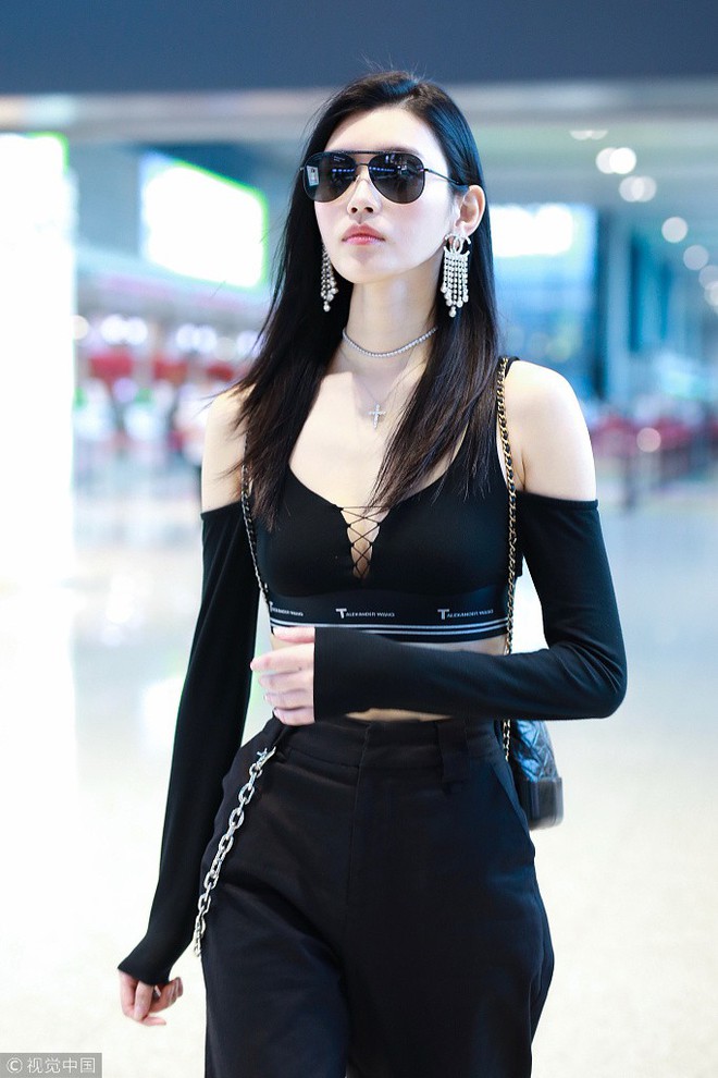 Diện &aacute;o croptop, body đẹp kh&oacute; tin của si&ecirc;u mẫu Ming Xi khiến d&acirc;n t&igrave;nh phải tr&ograve;n mắt trầm trồ - Ảnh 3.