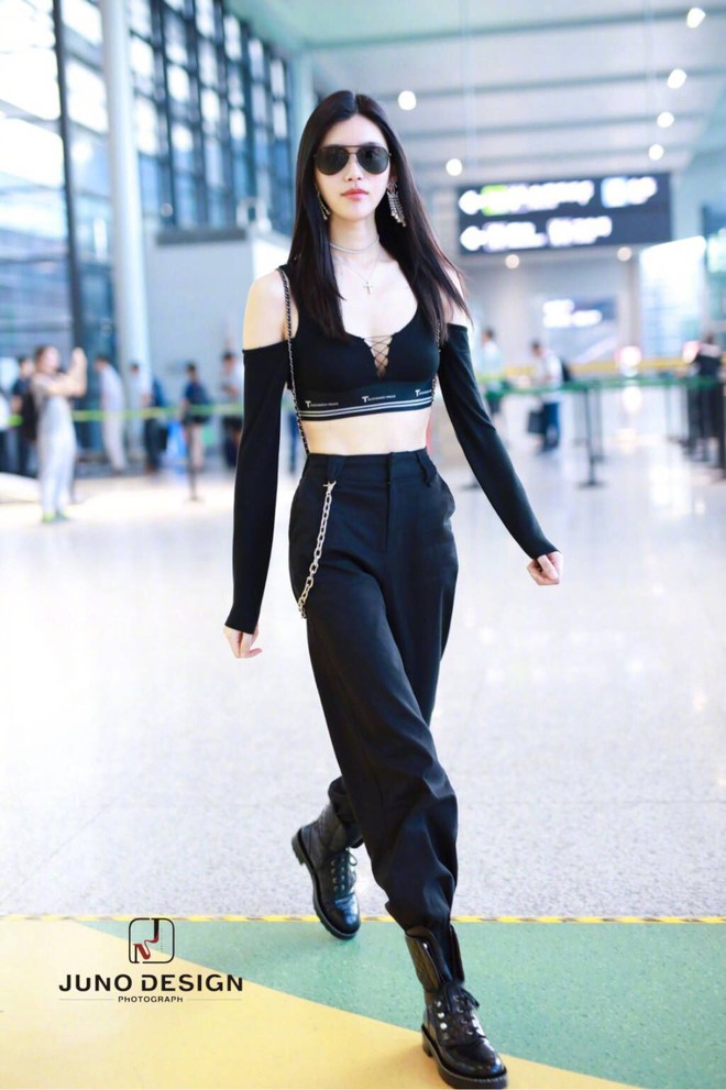Diện &aacute;o croptop, body đẹp kh&oacute; tin của si&ecirc;u mẫu Ming Xi khiến d&acirc;n t&igrave;nh phải tr&ograve;n mắt trầm trồ - Ảnh 5.