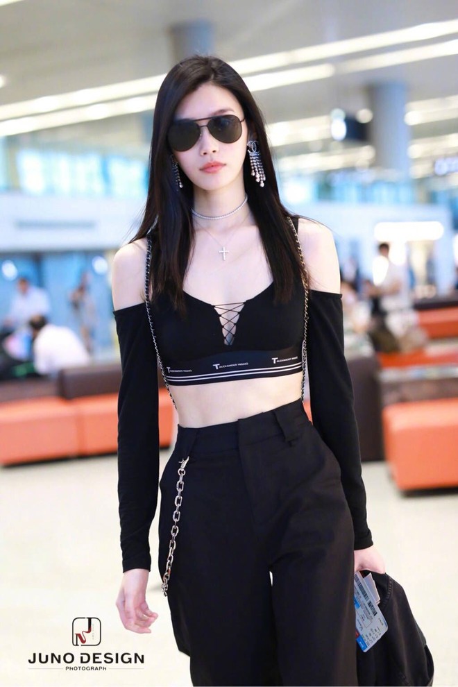 Diện &aacute;o croptop, body đẹp kh&oacute; tin của si&ecirc;u mẫu Ming Xi khiến d&acirc;n t&igrave;nh phải tr&ograve;n mắt trầm trồ - Ảnh 6.