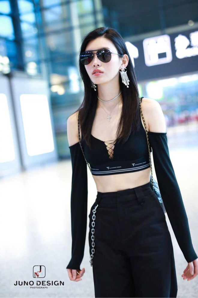 Diện áo croptop, body đẹp khó tin của siêu mẫu Ming Xi khiến dân tình phải tròn mắt trầm trồ - Ảnh 7.