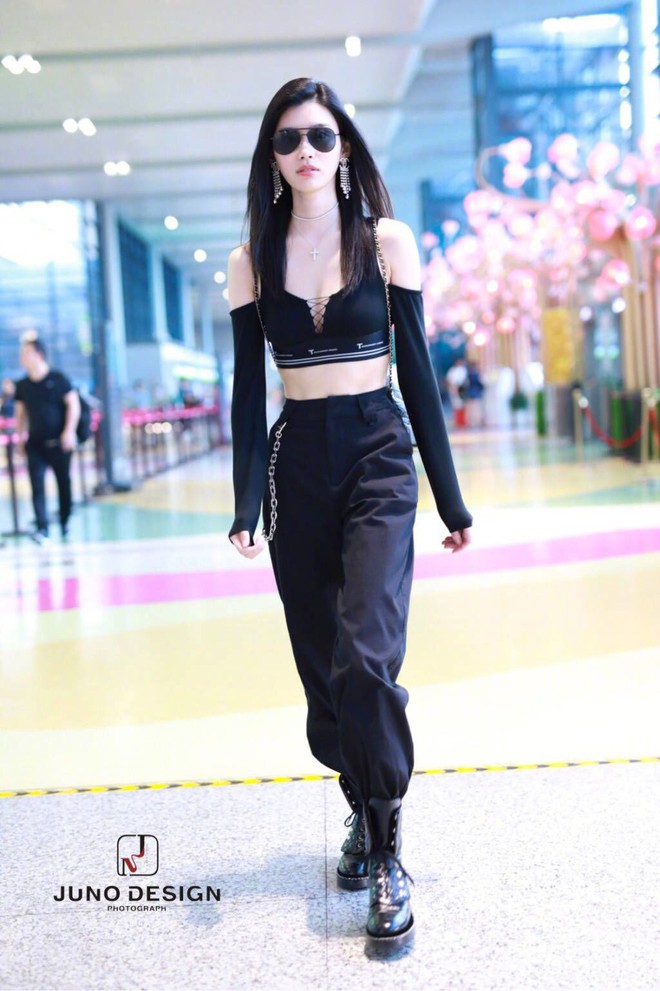 Diện &aacute;o croptop, body đẹp kh&oacute; tin của si&ecirc;u mẫu Ming Xi khiến d&acirc;n t&igrave;nh phải tr&ograve;n mắt trầm trồ - Ảnh 9.