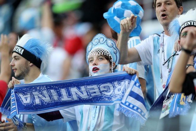 CĐV Argentina tan vỡ sau chiến bại muối mặt của Messi cùng các đồng đội - Ảnh 3.