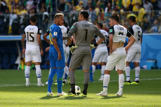 Neymar chỉ biết cười gượng khi công nghệ VAR không cho Brazil hưởng phạt đền - Ảnh 6.