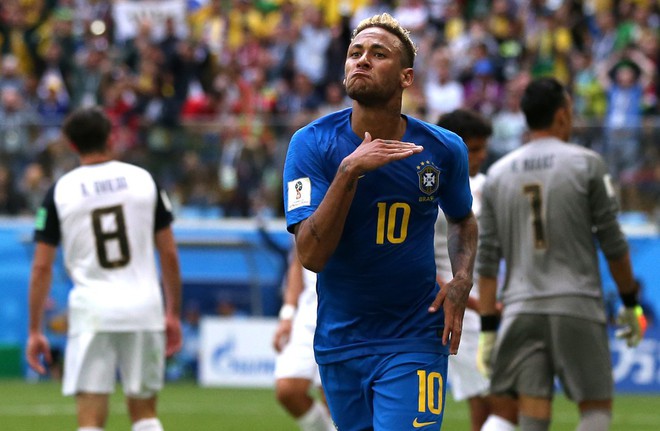 Neymar chỉ biết cười gượng khi công nghệ VAR không cho Brazil hưởng phạt đền - Ảnh 9.