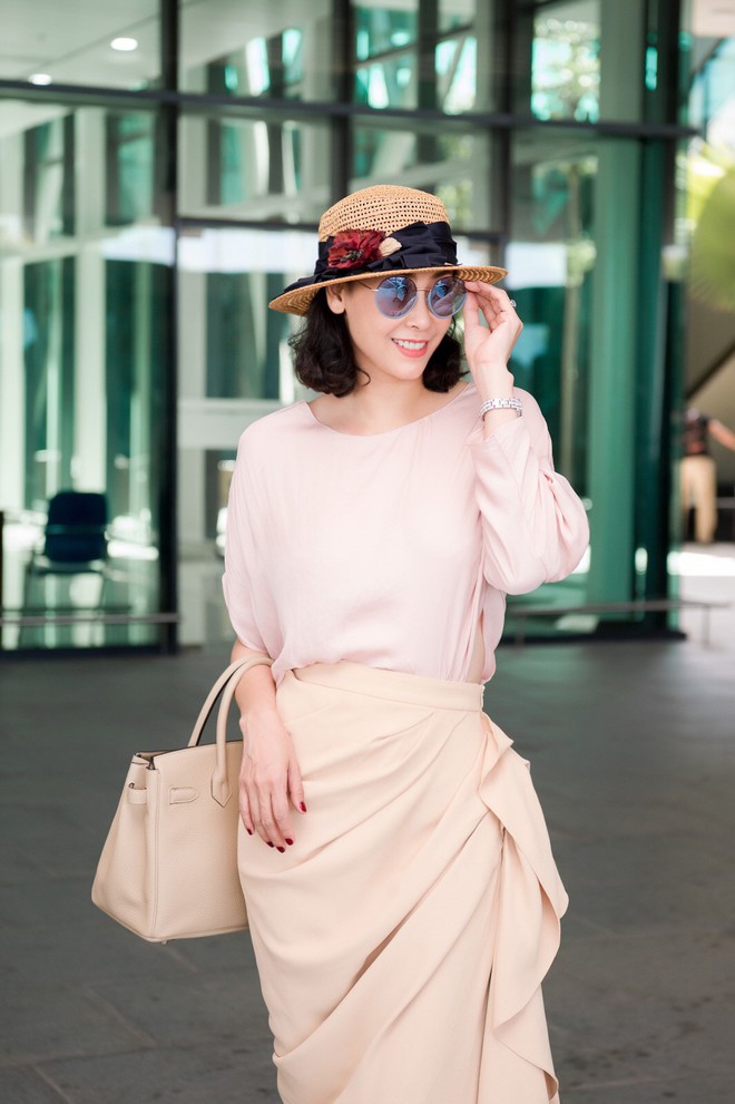 H&agrave; Kiều Anh trẻ trung s&aacute;nh đ&ocirc;i c&ugrave;ng L&ecirc; Thanh H&ograve;a đến Quy Nhơn chấm thi Hoa hậu Việt Nam - Ảnh 2.