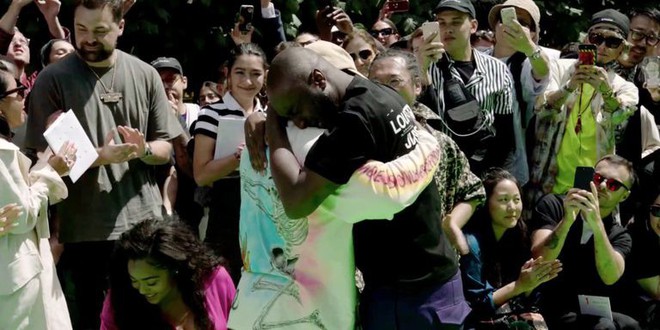 Ra mắt BST đầu tiên cho Louis Vuitton, Virgil Abloh xúc động đến mức ôm chầm Kanye West mà nức nở - Ảnh 3.