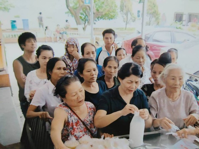 Bà cụ 82 tuổi quyên tiền để phát cháo miễn phí cho bệnh nhân nghèo suốt ba năm nay ở Hà Nội - Ảnh 3.