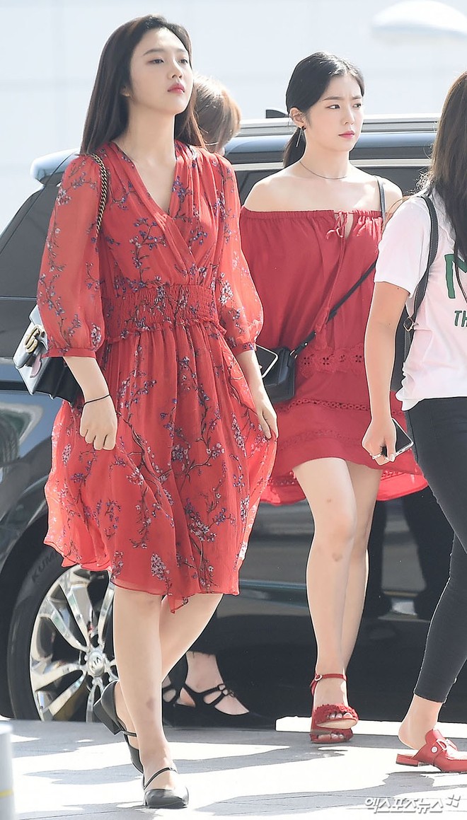 Dàn mỹ nam mỹ nữ gây sốt tại sân bay: 2 nữ thần Red Velvet lộ dấu vết lạ vì váy ngắn cũn, Suzy đẹp nhưng kém nổi bật - Ảnh 7.