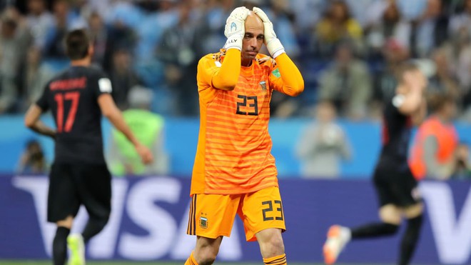 Tội đồ Caballero đang bị ném đá sau sai lầm dẫn tới trận thua thảm của Argentina - Ảnh 1.