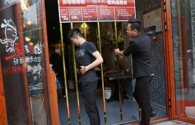 Nhà hàng độc ở Trung Quốc chỉ cần đủ mi nhon chui lọt khe cửa sẽ được miễn phí hoàn toàn - Ảnh 2.