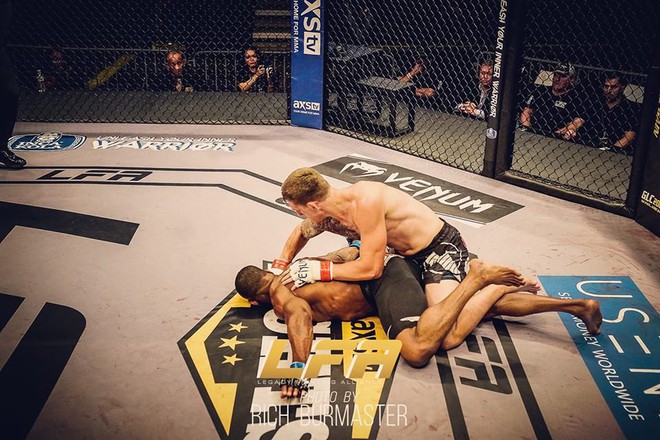 Một đấm ch&iacute;nh x&aacute;c, v&otilde; sĩ cho đối thủ knock-out sấp mặt - Ảnh 2.