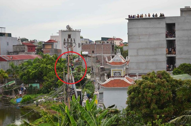 Hà Nội: Nam thanh niên nghi ngáo đá trèo lên cột điện, la hét yêu cầu mọi người trả nợ tiền cá độ bóng đá - Ảnh 1.