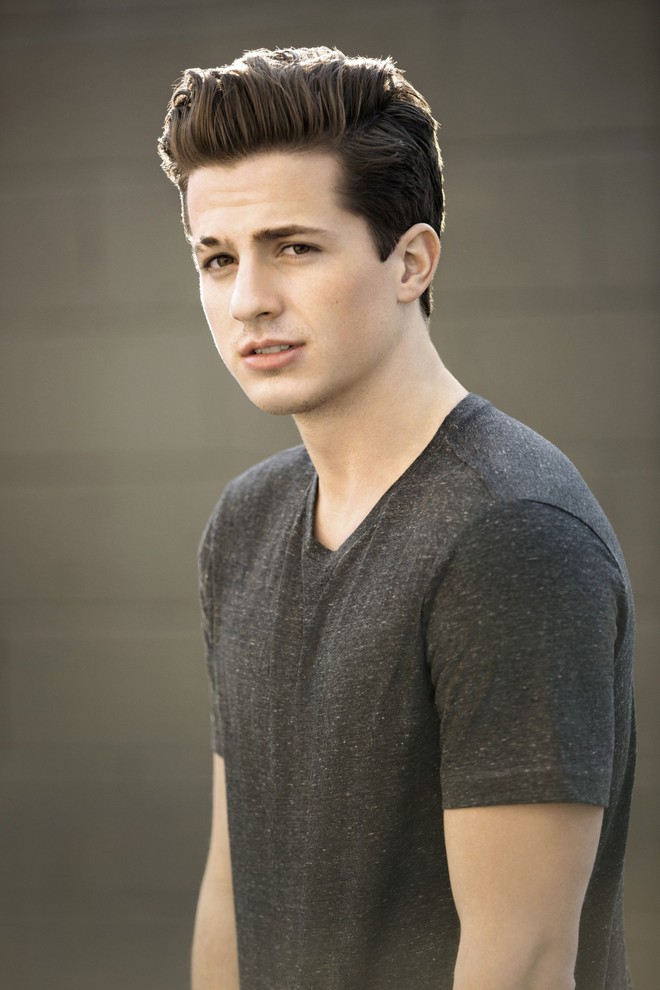 Charlie Puth giờ đã nhuộm tóc vàng và mặc áo hồng chấm bi: Còn đâu “hoàng tử tình ca” ngày nào - Ảnh 1.