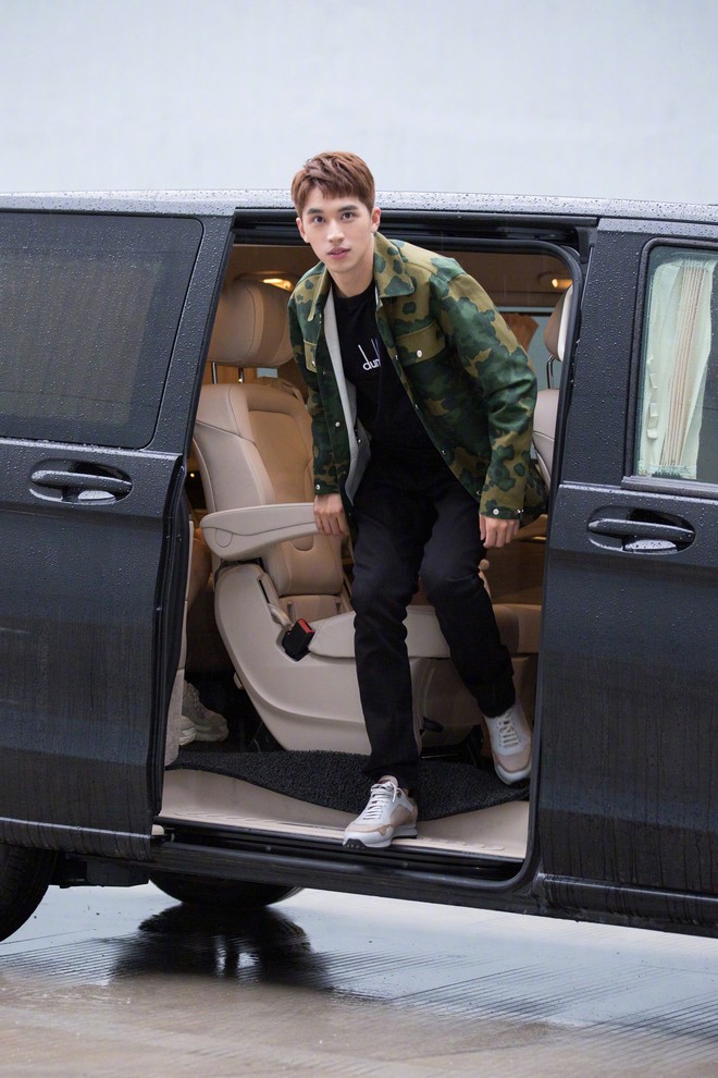 Ho&agrave;ng Cảnh Du - Hứa Nguỵ Ch&acirc;u điển trai chuẩn nam thần, c&ugrave;ng l&ecirc;n đường sang Paris dự sự kiện - Ảnh 2.