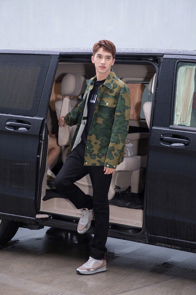 Ho&agrave;ng Cảnh Du - Hứa Nguỵ Ch&acirc;u điển trai chuẩn nam thần, c&ugrave;ng l&ecirc;n đường sang Paris dự sự kiện - Ảnh 4.