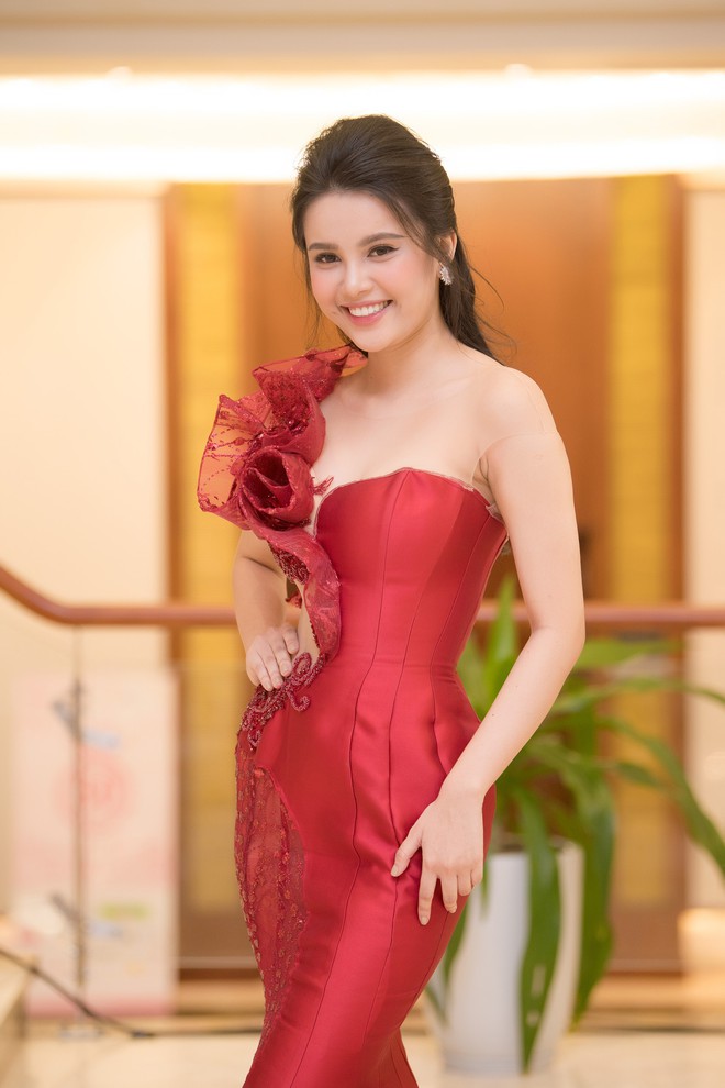 Dàn mỹ nhân diện váy áo lộng lẫy đổ bộ Chung khảo phía Nam Hoa hậu Việt Nam 2018 - Ảnh 8.