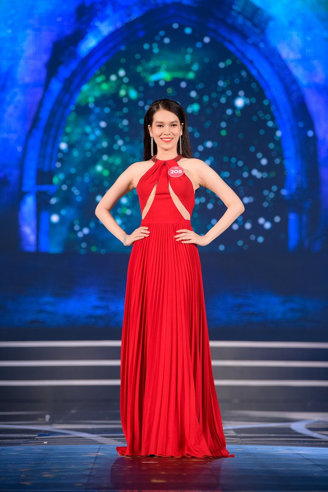 Chung khảo Hoa hậu Việt Nam 2018: Kết thúc phần thi dạ hội, 19 thí sinh được lựa chọn bước vào đêm thi chung kết - Ảnh 23.