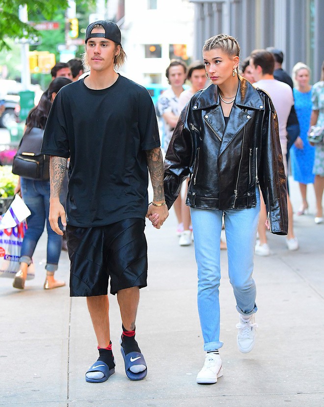 Justin Bieber vừa đụng chạm v&ograve;ng 3 vừa h&ocirc;n m&ocirc;i Hailey Baldwin t&igrave;nh tứ giữa phố đ&ocirc;ng người - Ảnh 2.