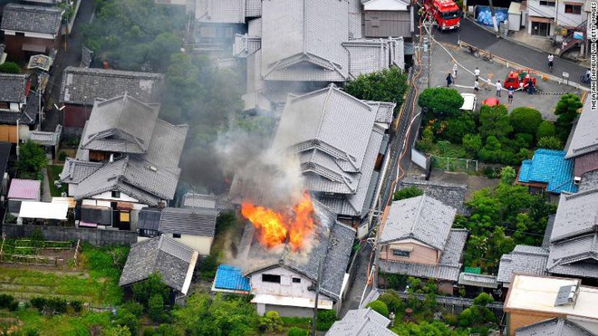 Xót thương bé gái 9 tuổi tử nạn sau động đất tại Osaka, Nhật Bản hạ quyết tâm kiểm soát an toàn quanh khu vực trường học - Ảnh 2.