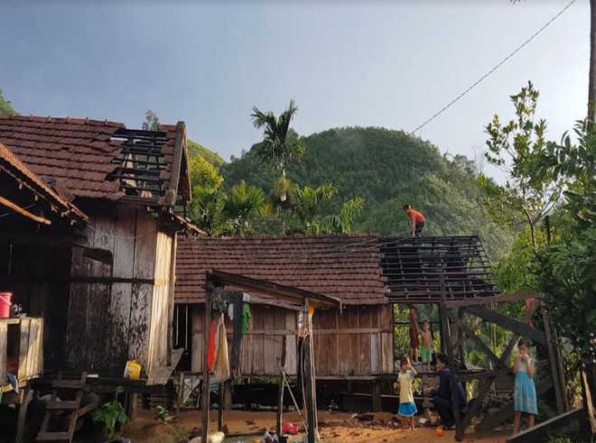 Lốc xo&aacute;y bất ngờ khiến nhiều nh&agrave; d&acirc;n v&agrave; c&ocirc;ng sở tốc m&aacute;i - Ảnh 1.