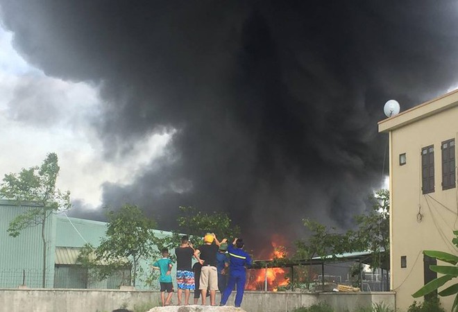 Cháy lớn công ty nhựa thông ở Quảng Ninh làm thiệt hại khoảng 12 tỷ đồng - Ảnh 1.