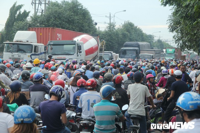 Ảnh: Kẹt xe khủng khiếp ở B&igrave;nh Dương, người d&acirc;n ngộp thở, đứng ch&ocirc;n ch&acirc;n giữa đường - Ảnh 1.