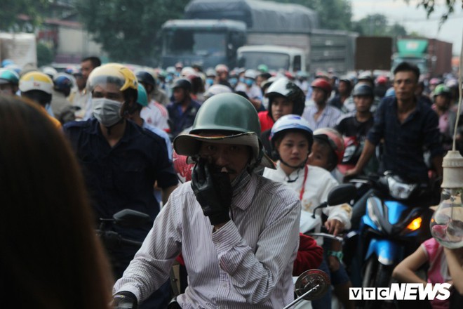 Ảnh: Kẹt xe khủng khiếp ở B&igrave;nh Dương, người d&acirc;n ngộp thở, đứng ch&ocirc;n ch&acirc;n giữa đường - Ảnh 5.