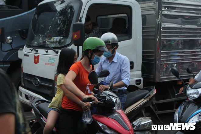 Ảnh: Kẹt xe khủng khiếp ở B&igrave;nh Dương, người d&acirc;n ngộp thở, đứng ch&ocirc;n ch&acirc;n giữa đường - Ảnh 9.