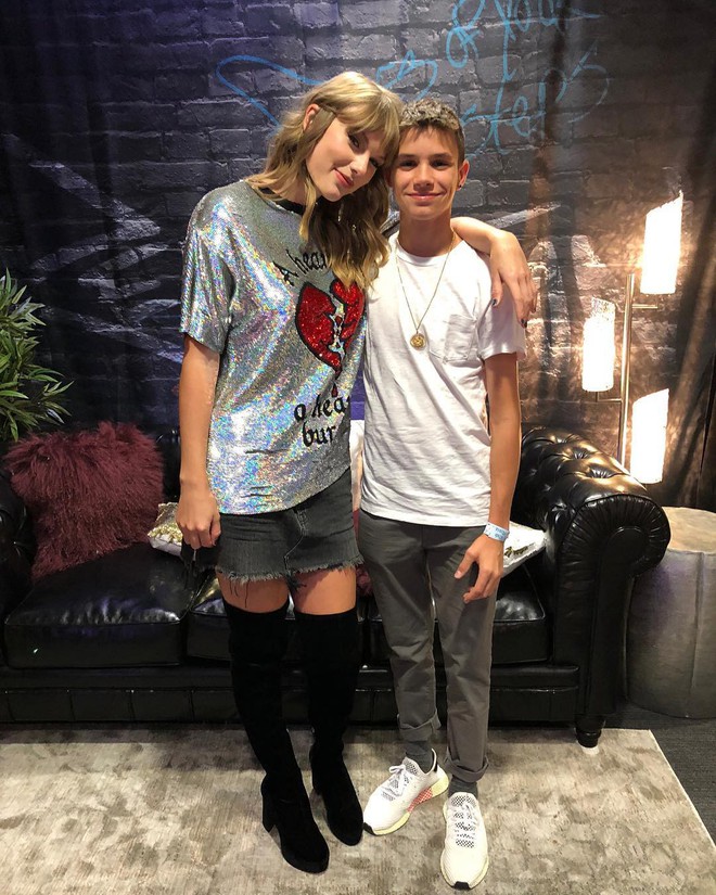 Harper Beckham h&agrave;o hứng vẫy tay cực đ&aacute;ng y&ecirc;u khi xem Taylor Swift biểu diễn - Ảnh 3.