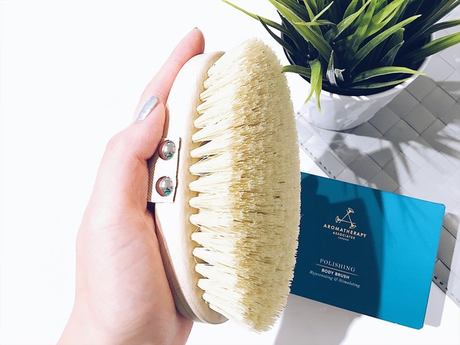 Chải kh&ocirc; &ndash; Phương ph&aacute;p detox gi&uacute;p da mịn m&agrave;ng, b&oacute;ng mướt đ&atilde; đồng h&agrave;nh c&ugrave;ng Miranda Kerr 7 năm liền c&oacute; g&igrave; hay? - Ảnh 9.