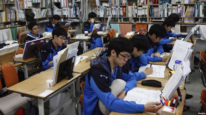 &Aacute;m ảnh kinh ho&agrave;ng của học sinh: Mẹ trực thăng ngồi học c&ugrave;ng con 3000 tiết để thấy sự thay đổi trong th&aacute;i độ l&agrave;m b&agrave;i tập về nh&agrave; - Ảnh 4.
